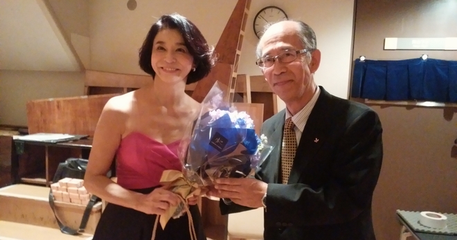高嶋ちさ子さんに髙田理事長から花束をお渡ししました。