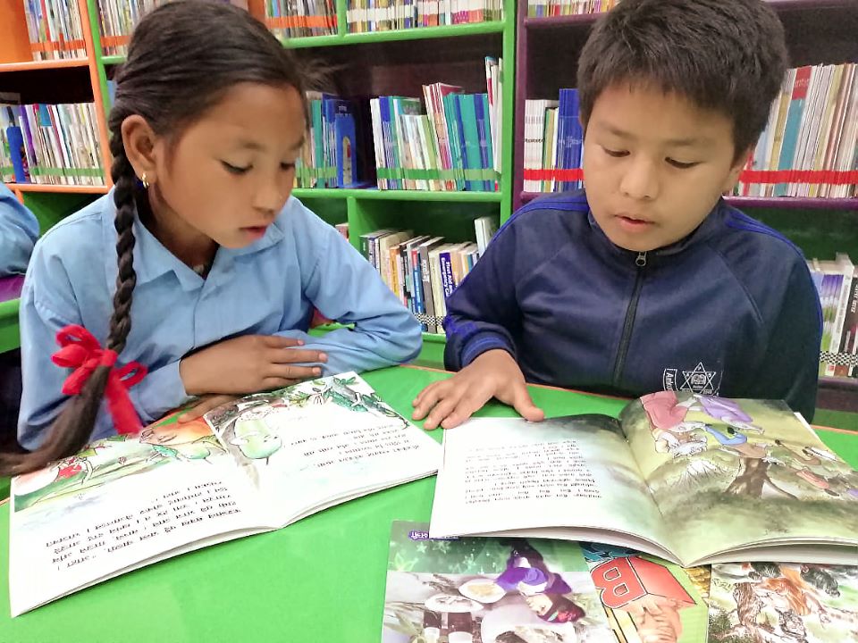 完成した図書室で本を楽しむ子どもたち